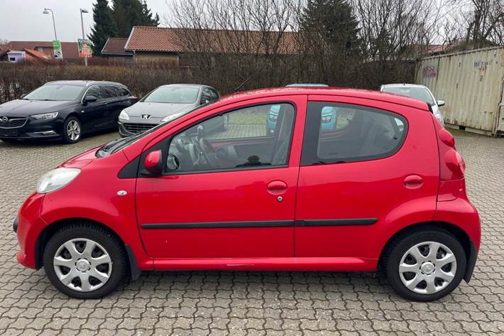Rød Peugeot 107 fra 2006