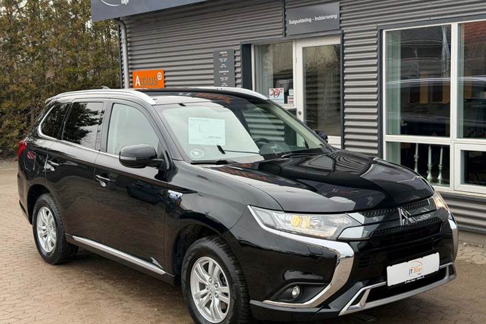 Sort Mitsubishi Outlander fra 2020