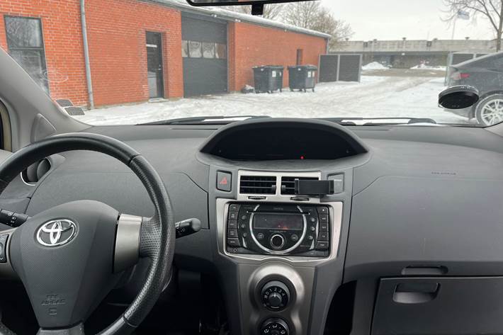 undefined Toyota Yaris fra 2011