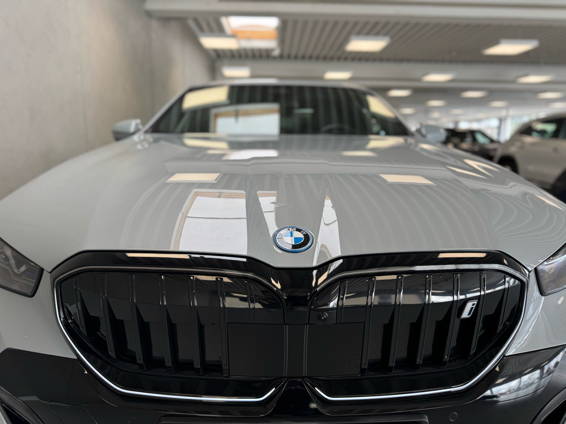 Grå BMW i5 fra 2025