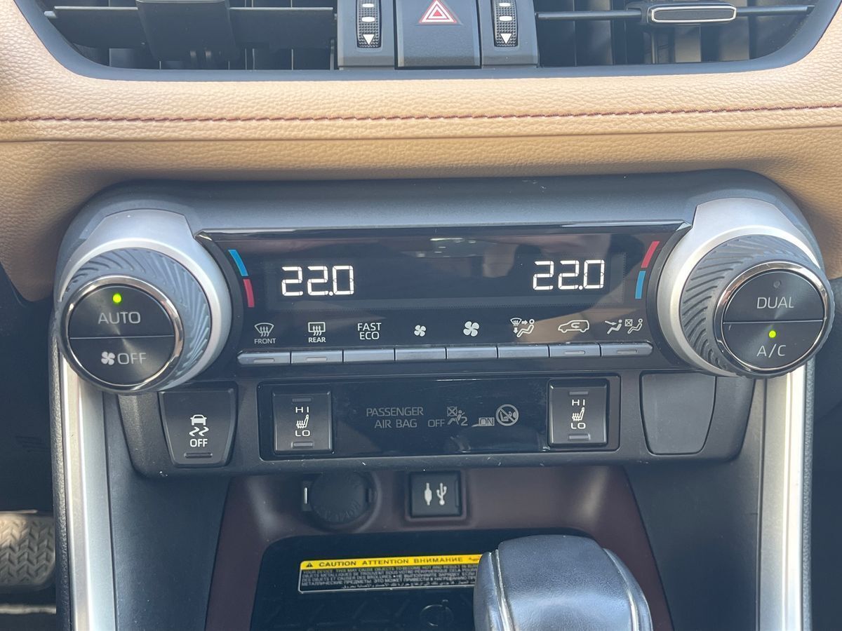 Blå Toyota RAV4 fra 2020