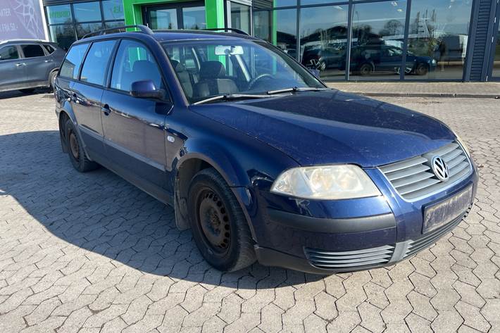 Blå VW Passat fra 2002