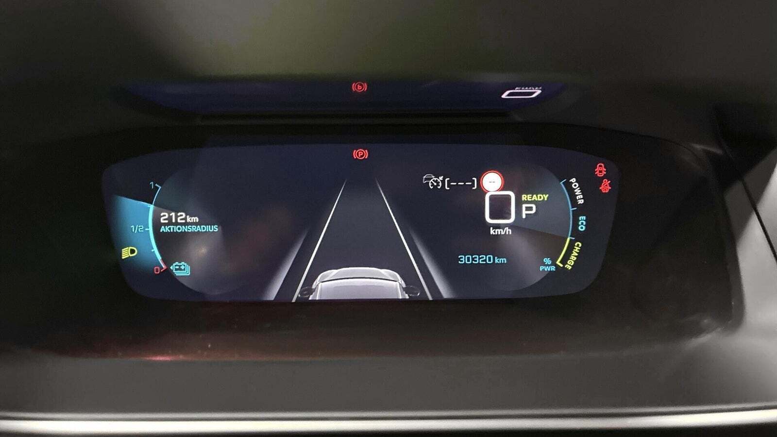 Blå Peugeot e-208 fra 2023