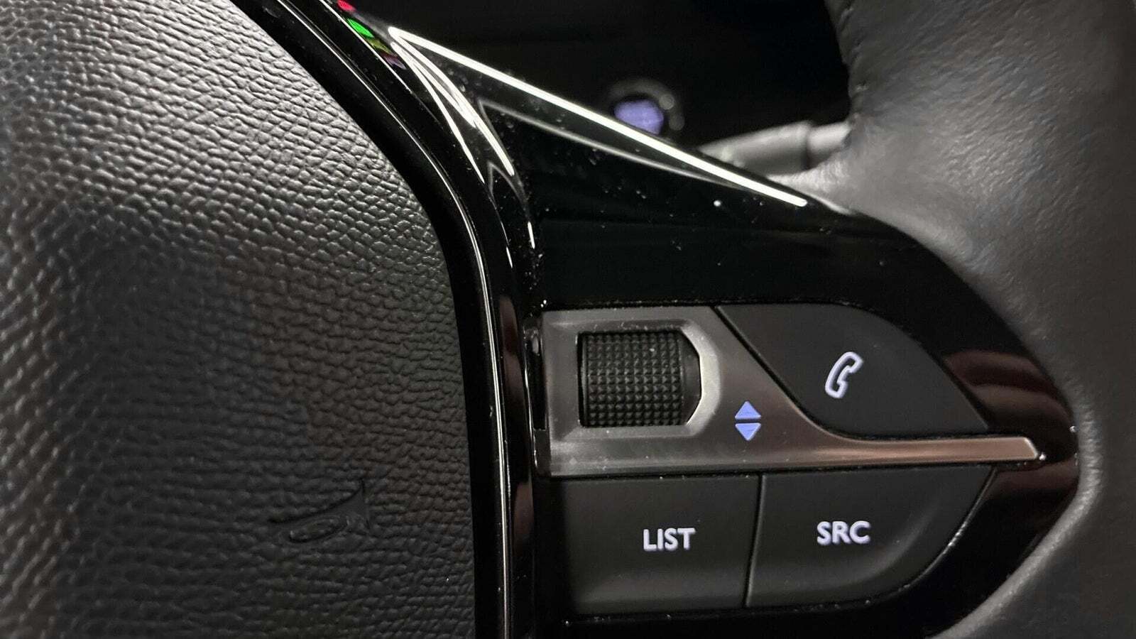 Grå Peugeot e-208 fra 2022