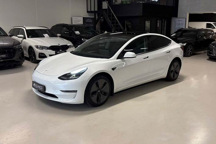 Hvid Tesla Model 3 fra 2022