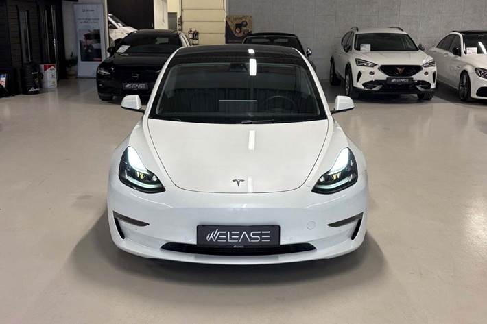 Hvid Tesla Model 3 fra 2022