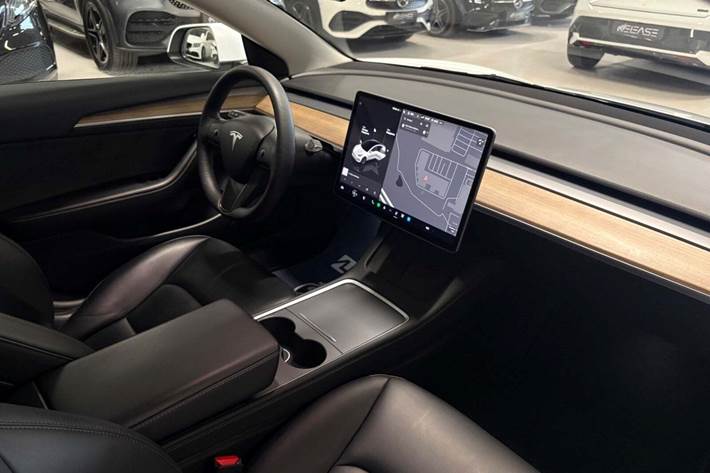 Hvid Tesla Model 3 fra 2022