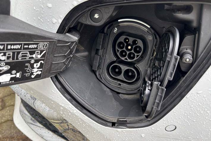 Hvid Mercedes EQV300 fra 2021