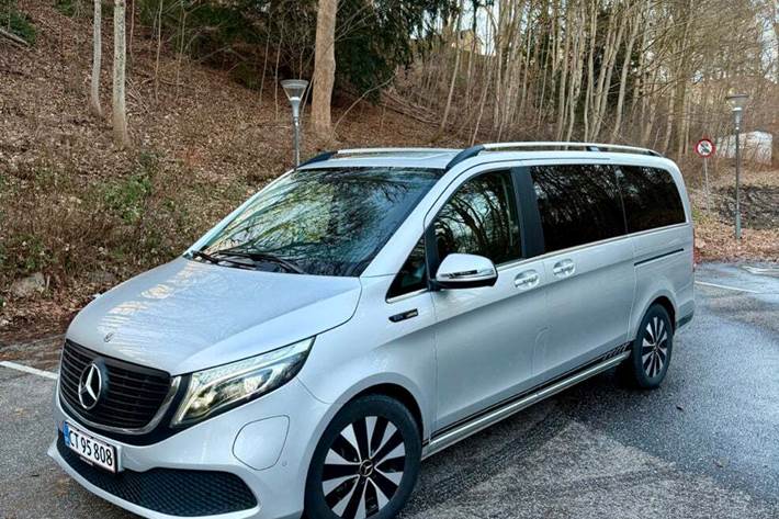 Sølv Mercedes EQV300 fra 2021