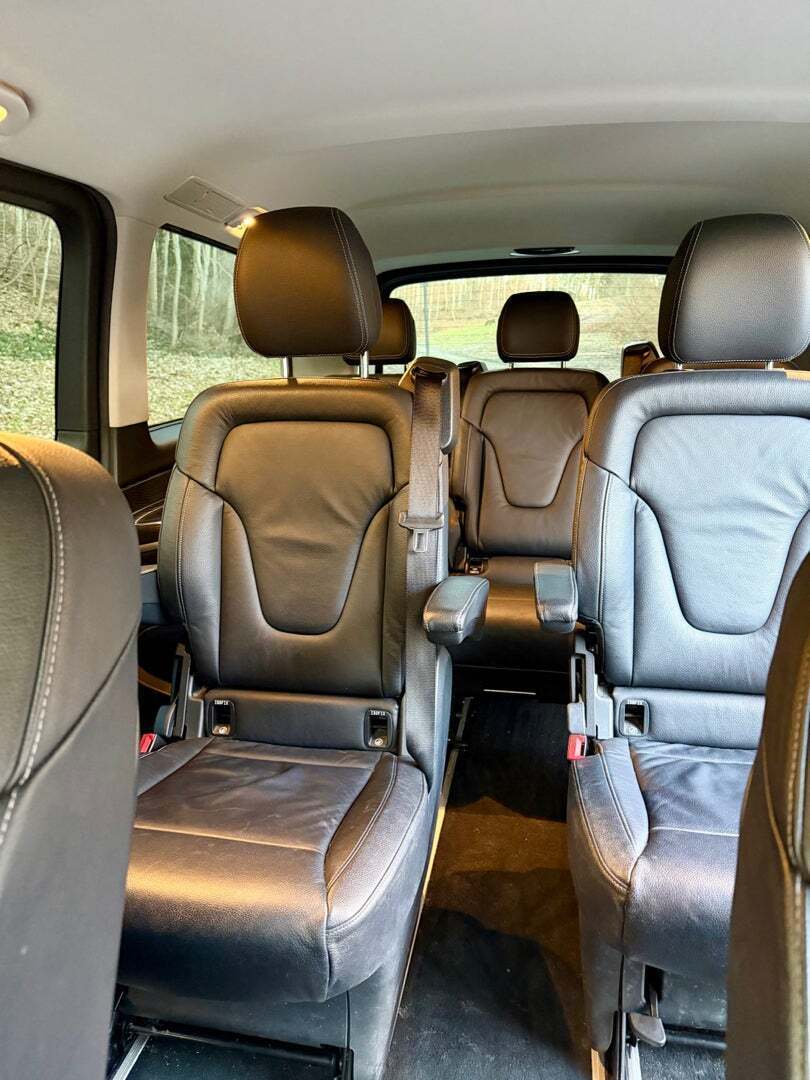 Sølv Mercedes EQV300 fra 2021