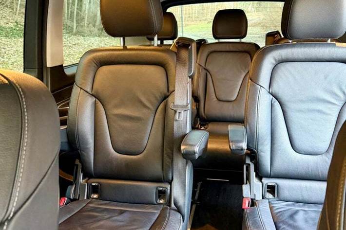 Sølv Mercedes EQV300 fra 2021