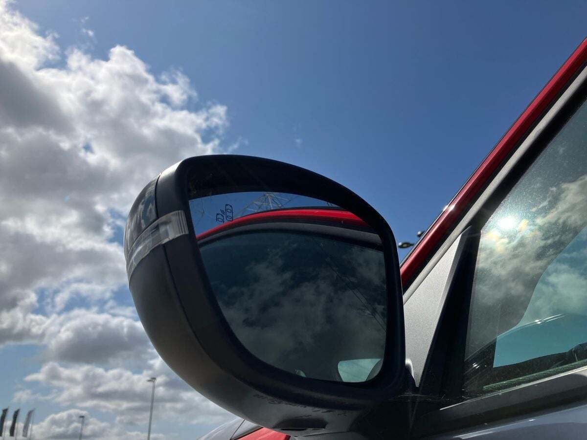 Grå Opel Mokka-e fra 2023