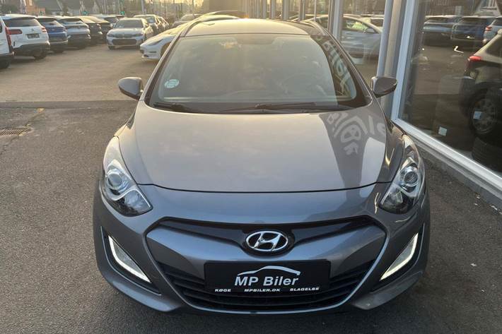 Grå Hyundai i30 fra 2013