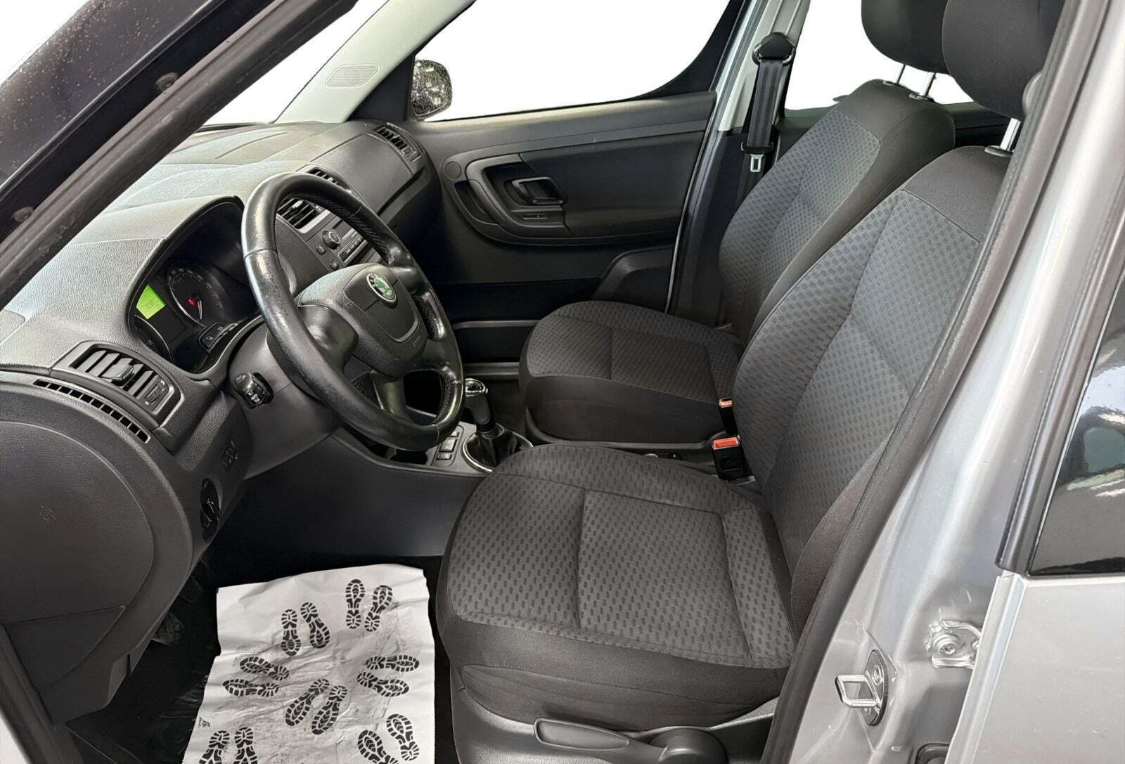 Sølv Skoda Roomster fra 2012 set indefra