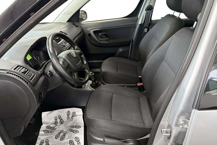 Sølv Skoda Roomster fra 2012 set indefra
