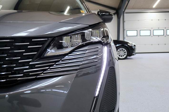 Grå Peugeot 3008 fra 2022
