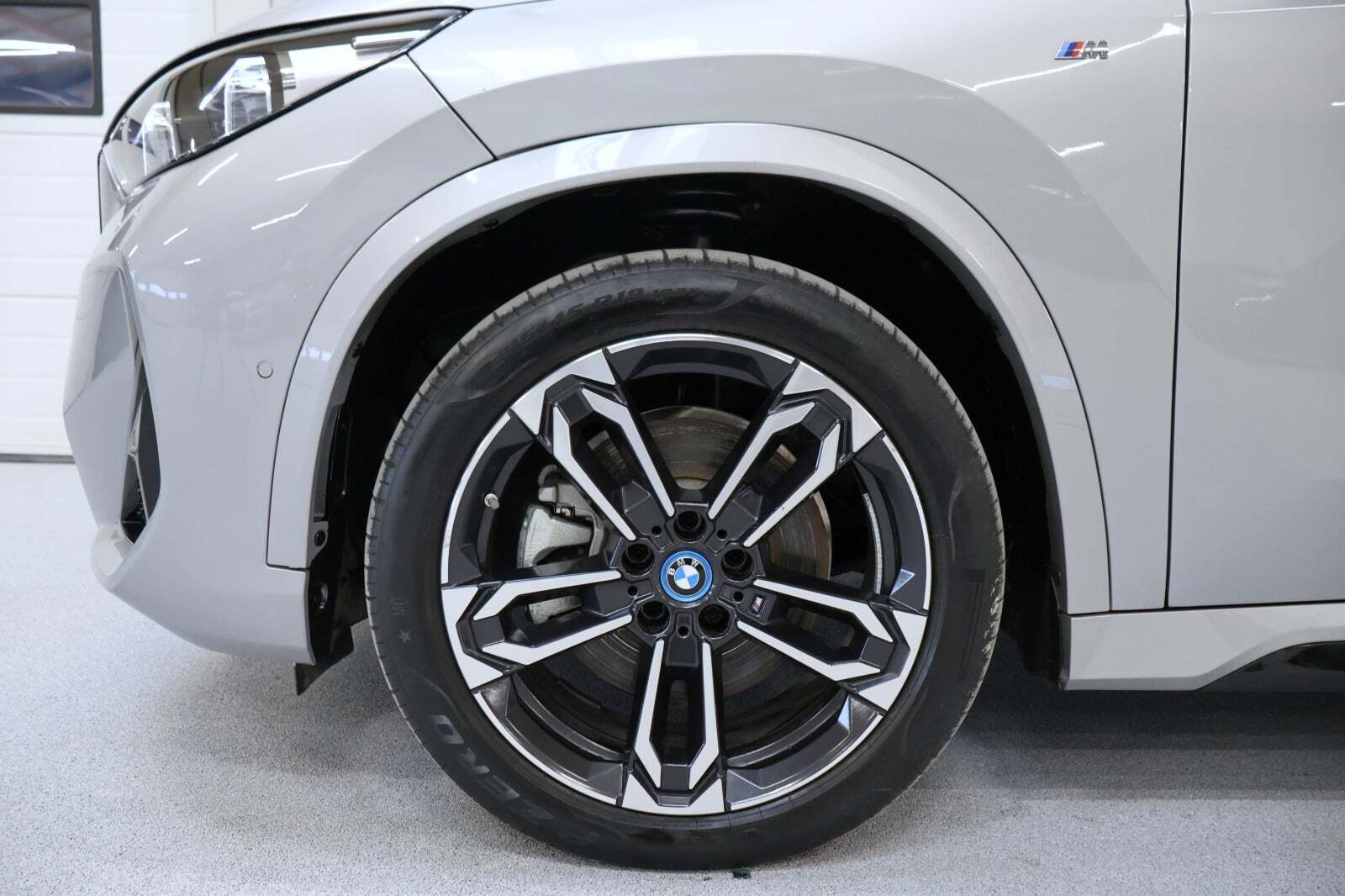 Sølv BMW iX1 fra 2023