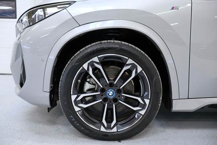 Sølv BMW iX1 fra 2023