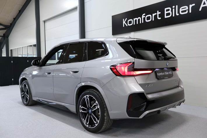 Sølv BMW iX1 fra 2023