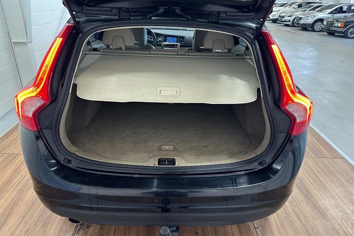 Sort Volvo V60 fra 2011 set indefra