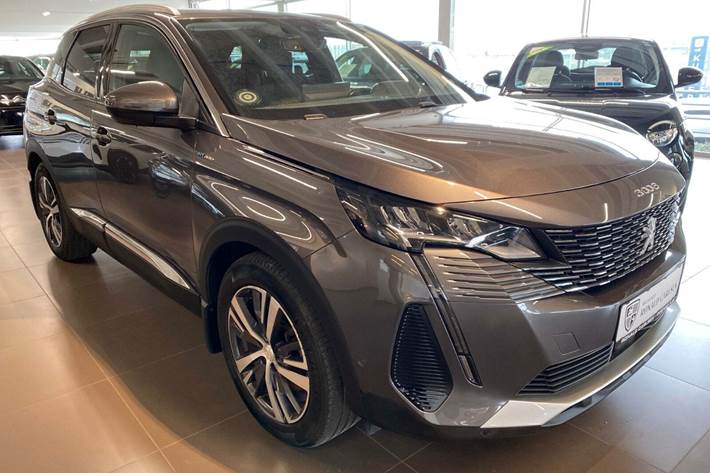 Grå Peugeot 3008 fra 2021