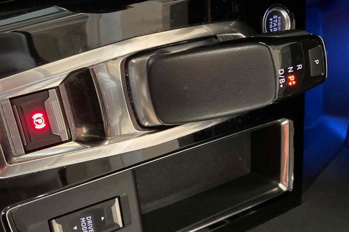 Grå Peugeot 3008 fra 2021