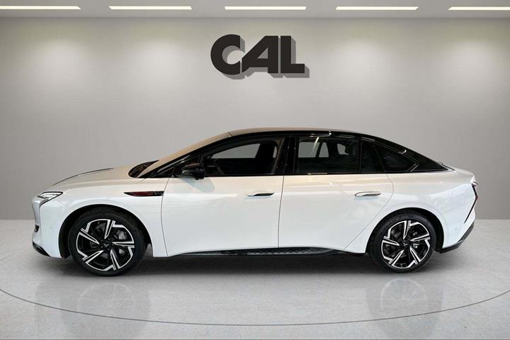 Hvid Hongqi EH7 fra 2025