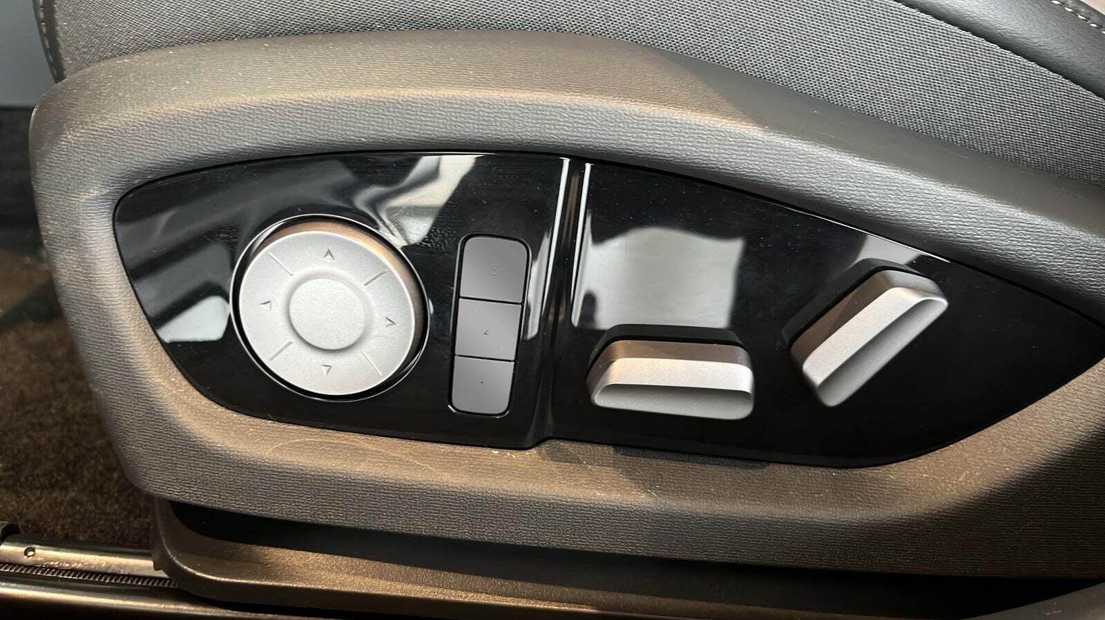 Hvid Hongqi EH7 fra 2025