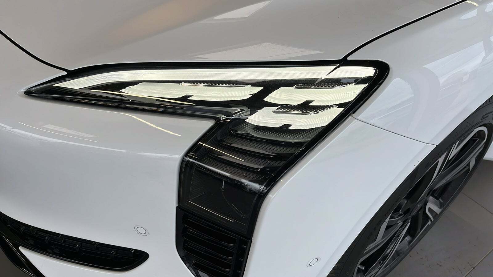 Hvid Hongqi EH7 fra 2025