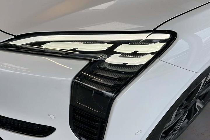 Hvid Hongqi EH7 fra 2025