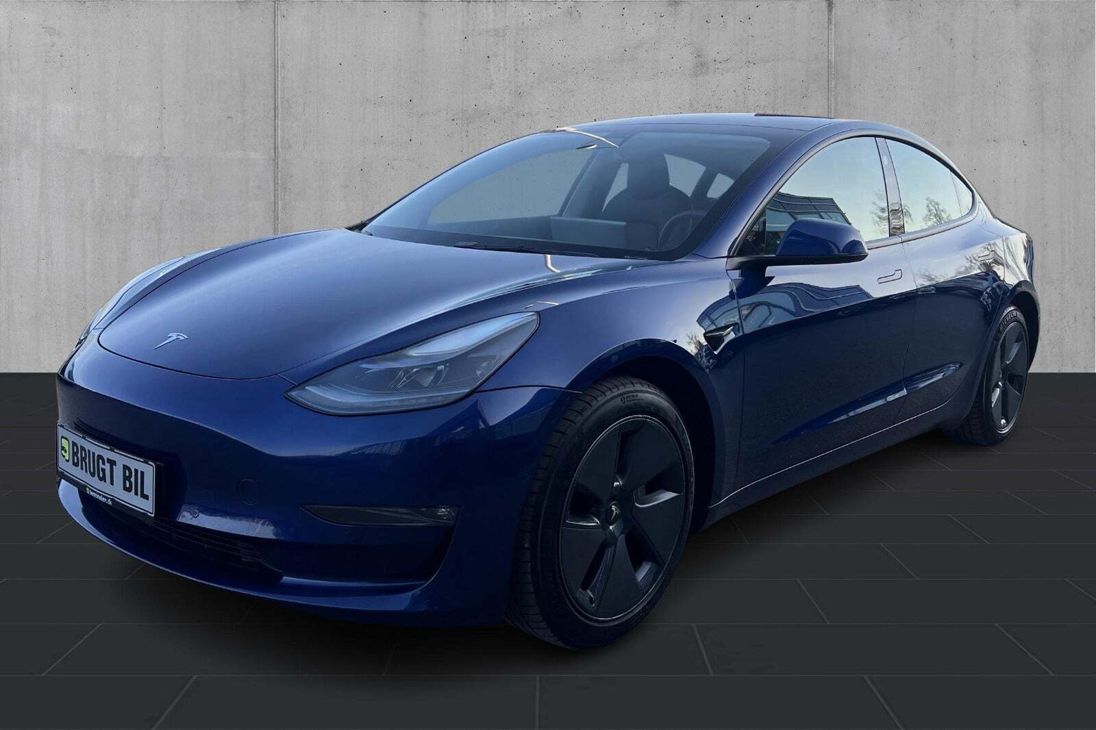 Rød Tesla Model 3 fra 2021
