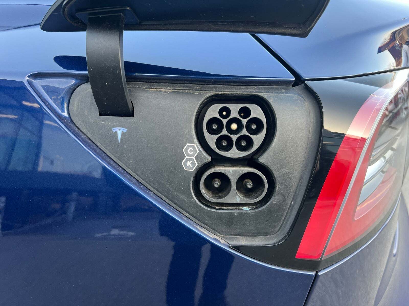 Rød Tesla Model 3 fra 2021