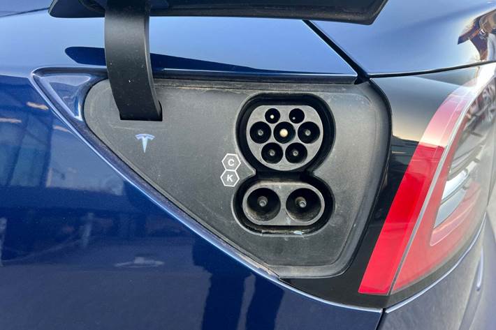 Rød Tesla Model 3 fra 2021