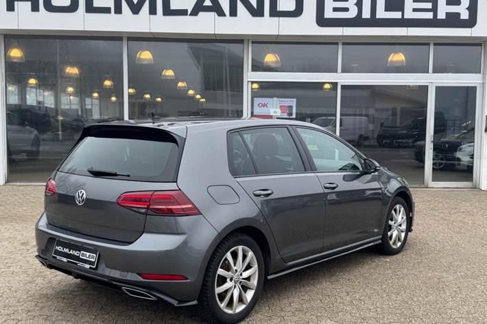 Grå VW Golf VII fra 2018