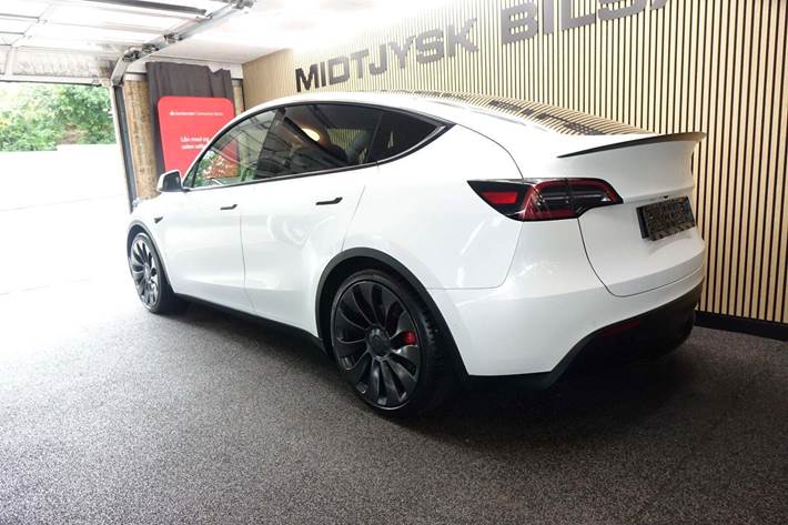 Hvid Tesla Model Y fra 2022