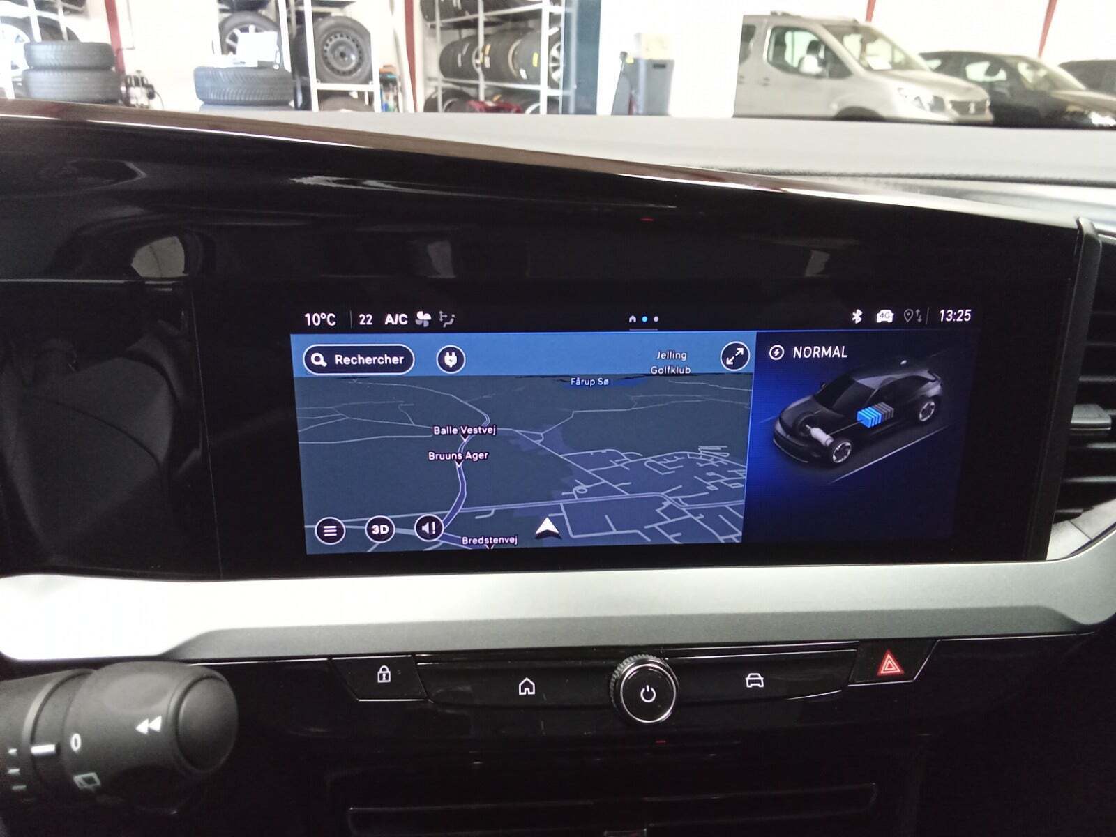 Sølv Opel Mokka-e fra 2025