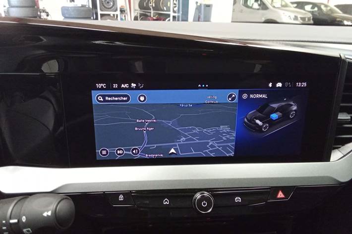 Sølv Opel Mokka-e fra 2025