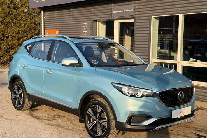 Blå MG ZS fra 2021 set udefra