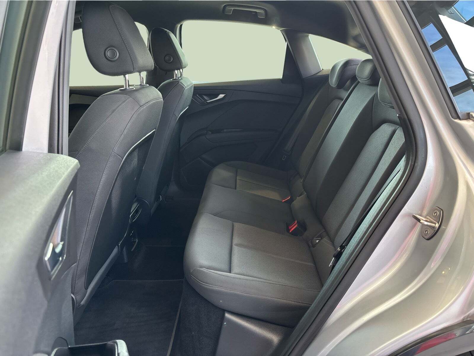 Sølv Audi Q4 e-tron fra 2024