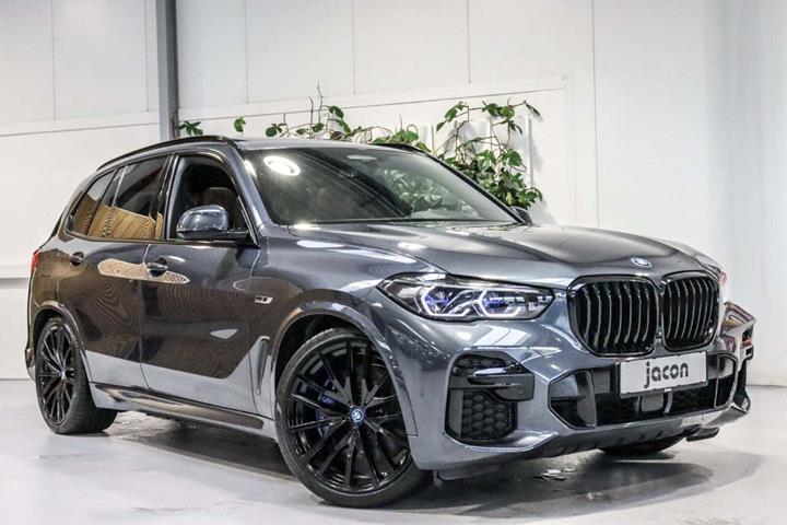 Grå BMW X5 fra 2022 set udefra