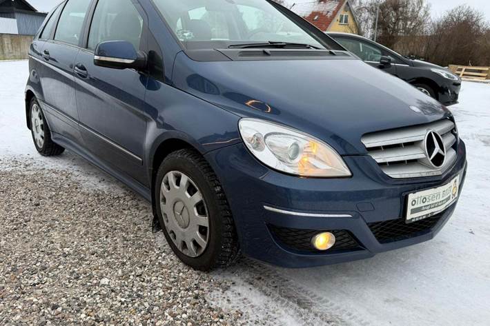 Blå Mercedes B180 fra 2009