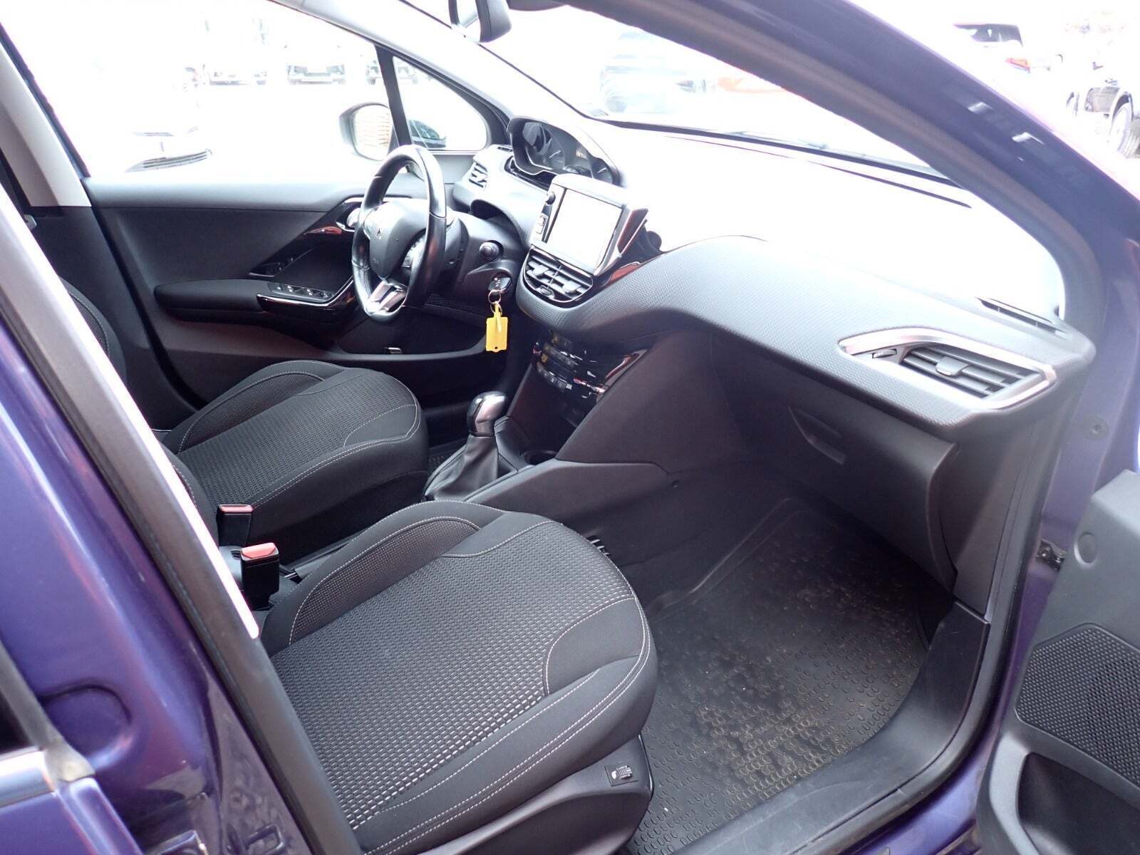 Blå Peugeot 208 fra 2016