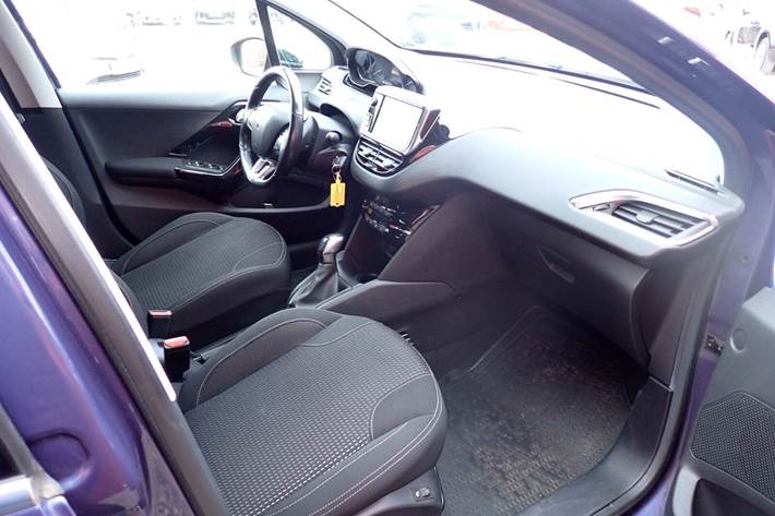 Blå Peugeot 208 fra 2016