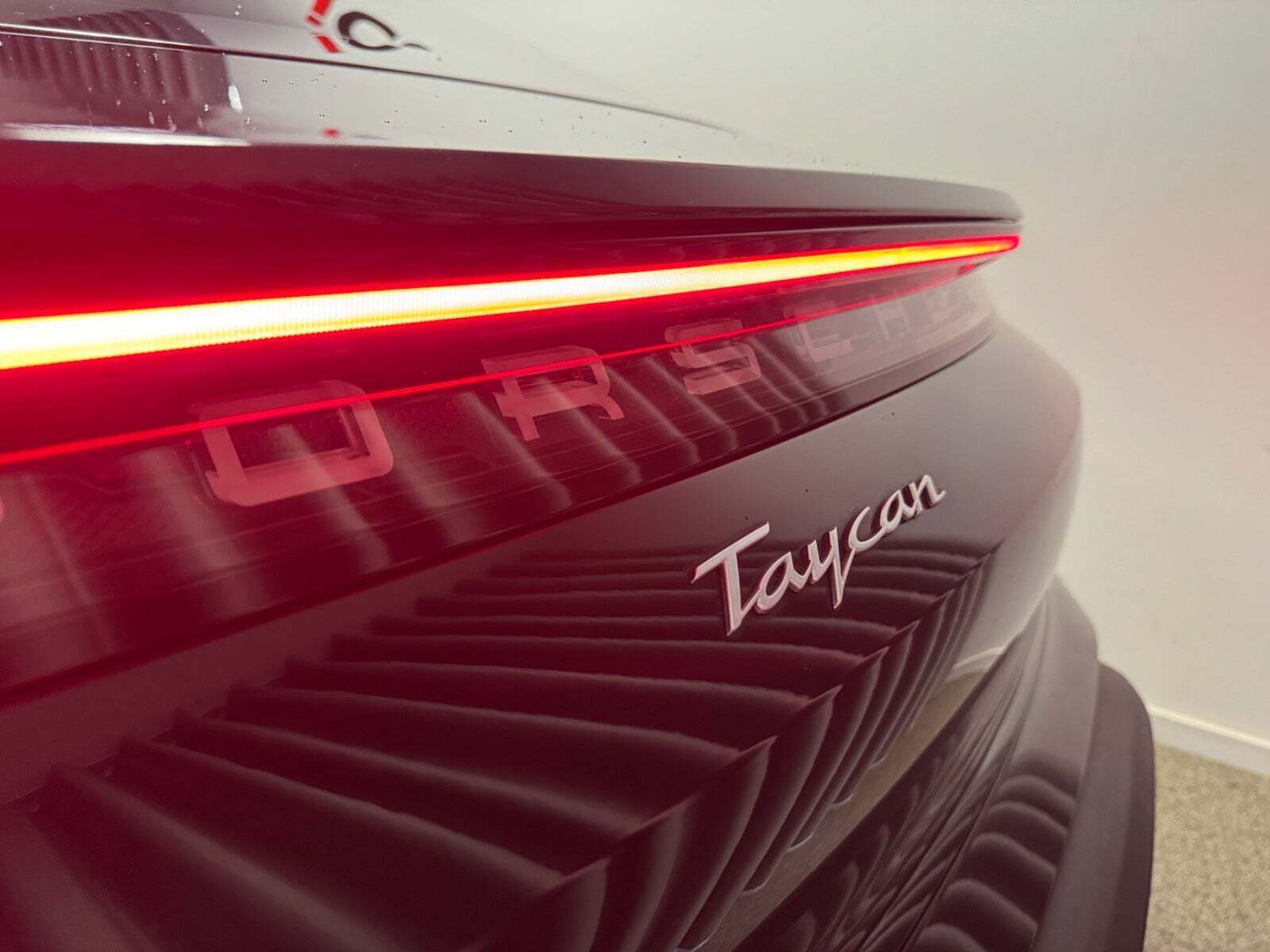 Sort Porsche Taycan fra 2022