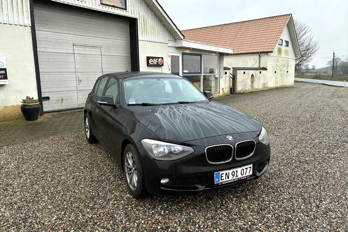 Sort BMW 114 fra 2013