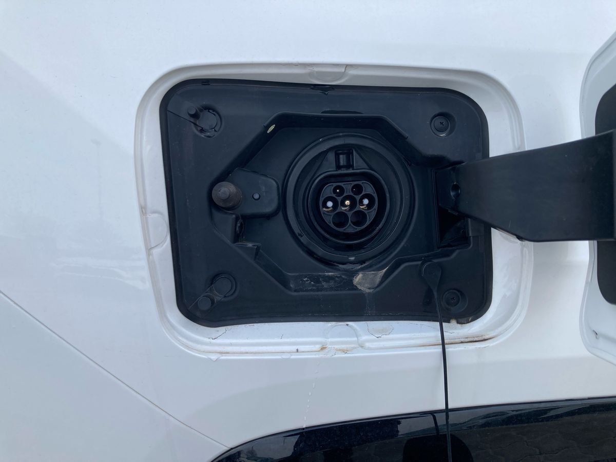 Hvid Toyota RAV4 Plug-in fra 2023