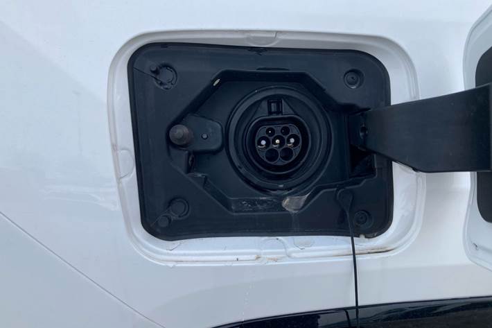 Hvid Toyota RAV4 Plug-in fra 2023