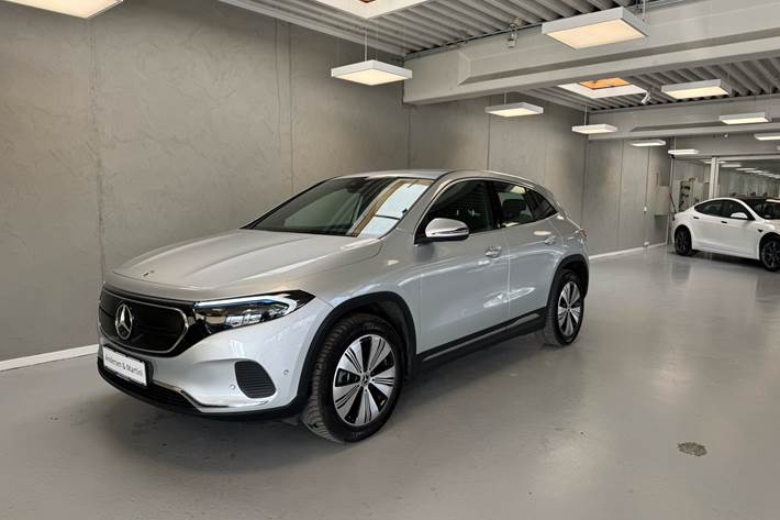 Sølv Mercedes EQA 250+ fra 2023