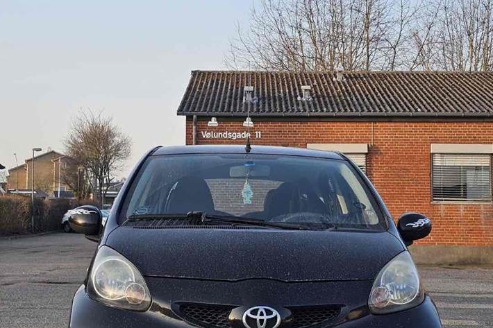 Sort Toyota Aygo fra 2008