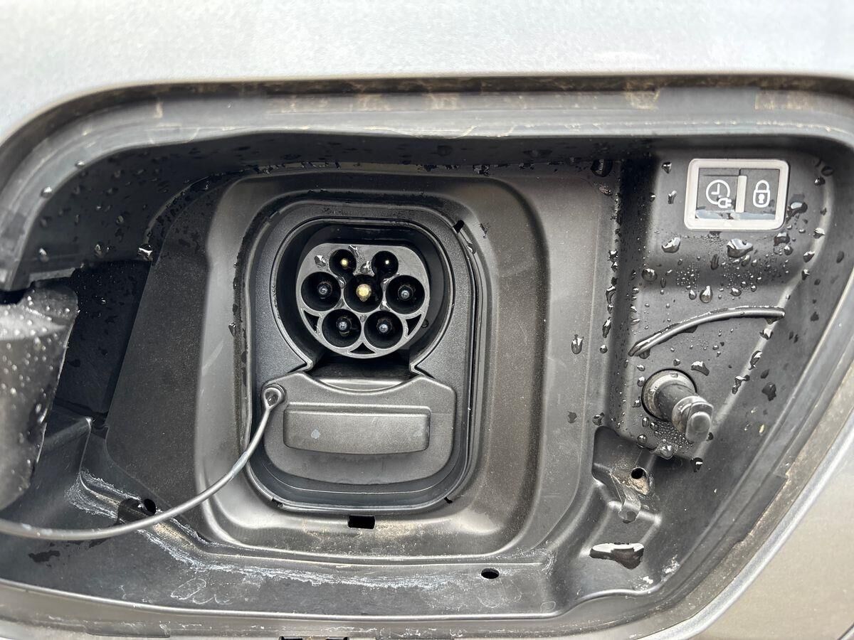 Grå Peugeot e-2008 fra 2025